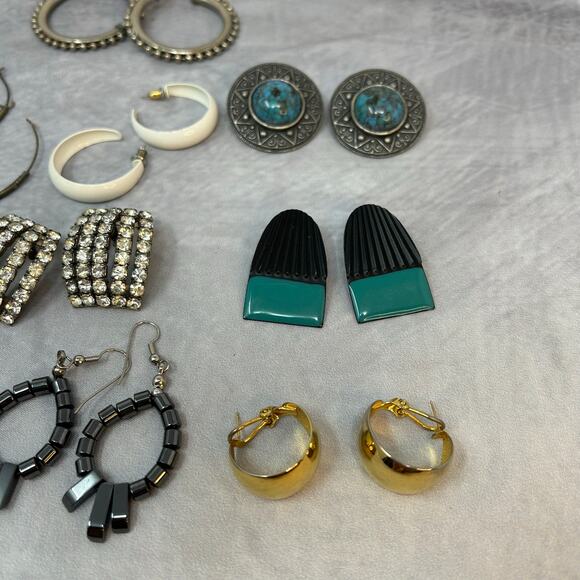 Lot 13 Vintage 70s Costume Jewelry Earrings Hoops Gold Tone Boho Silver Tone - Picture 5 of 5